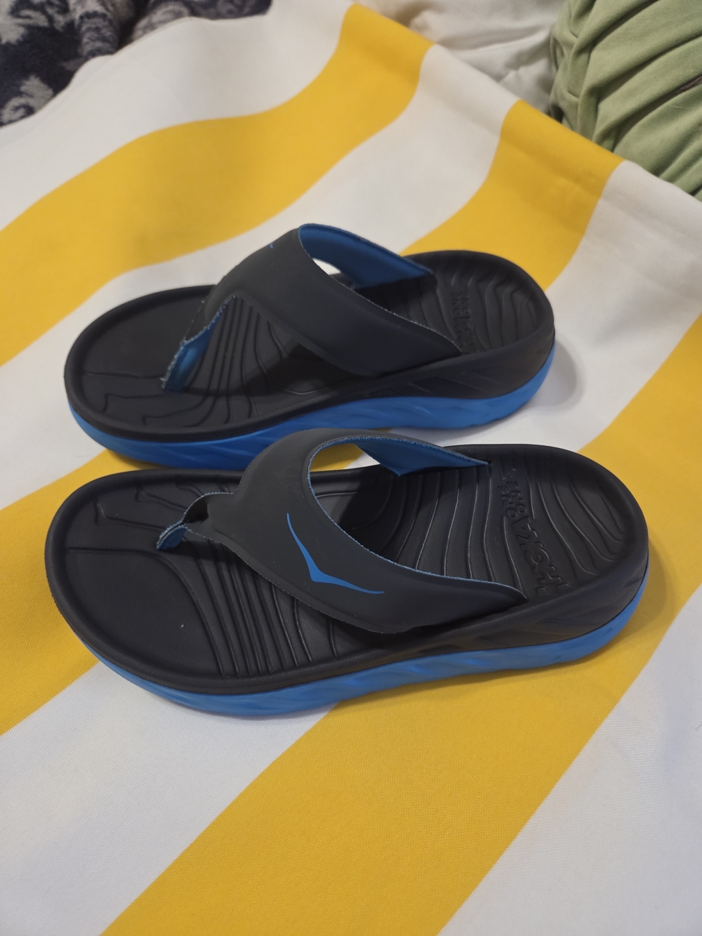 HOKA One One Ora Recovery Flip Women’s Black Blue Cushioned Sandals Size 7